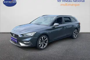 SEAT LEON ST 1.5 TSI 150CH FR gris magnétique métal en 3/4 avant droit avec jantes alliage et calandre distinctive.