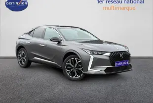 DS4 Gris Platinium vue 3/4 avant droit, avec calandre noire distinctive et jantes alliage bicolores.
