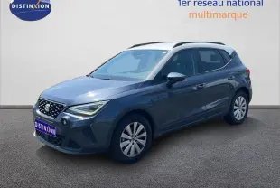SEAT Arona gris Magnetic 3/4 avant droit avec toit blanc, roues alliage et calandre distinctive.