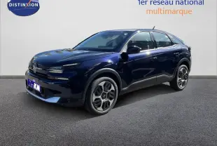 Citroën C4 Hybrid 145ch bleu éclipse métal en 3/4 avant droit, avec jantes distinctives et lignes modernes.