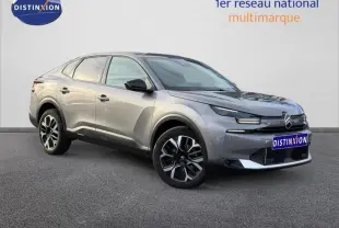 Citroën C4 X gris Mercury vue 3/4 avant droit, avec signature lumineuse fine et jantes noires bicolores.