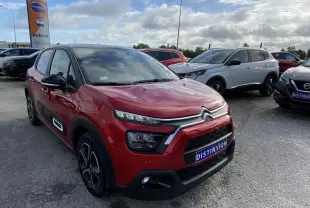 Citroën C3 rouge Elixir en 3/4 avant droit avec toit noir et protections latérales noires distinctives.