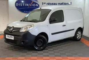 Renault Kangoo Extra R-Link blanc en 3/4 avant droit avec pare-chocs noir et jante acier avant noire.