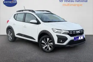 Vue 3/4 avant droite d'une Dacia Sandero 2025 blanche Glacier avec jantes noires et détails noirs contrastants.