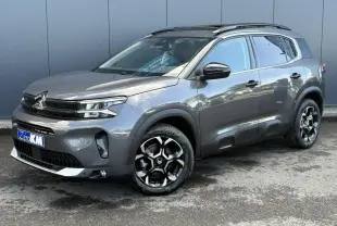 Citroën C5 Aircross gris Platinium en 3/4 avant droit, avec jantes diamantées bi-ton et toit ouvrant panoramique.