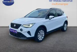 SEAT Arona blanc avec toit gris, vue 3/4 avant droit, mettant en valeur ses lignes modernes et ses phares LED.