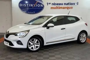 Renault Clio Business SCe 75 blanche vue de profil droit en intérieur, avec jantes alliage et feux LED allumés.