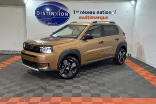 Vue 3/4 avant droite d'une FIAT Grande Panda marron avec jantes noires et logo "PANDA" embossé sur la portière.