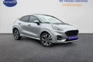 Ford Puma 2024 gris Solar métallisé en 3/4 avant droit avec jantes alu et calandre noire distinctive.