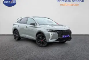 DS7 E-TENSE 225ch gris en 3/4 avant droit, avec calandre noire distinctive et jantes noires, vue extérieure sur fond neutre.