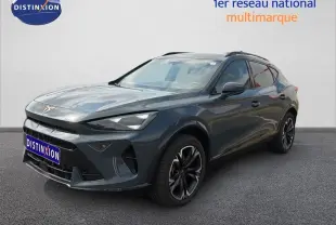Vue 3/4 avant d'un CUPRA Formentor gris magnétique métallisé avec jantes noires et toit panoramique.