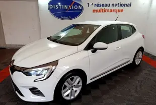 Renault Clio Business TCe 100 blanche vue 3/4 avant droit, avec phares LED allumés dans un showroom.