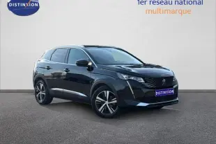 Peugeot 3008 2024 bleu Célèbes avec toit noir, vue 3/4 avant mettant en valeur la calandre et les jantes distinctives.