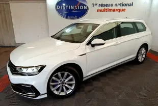 Volkswagen Passat 1.4 TSI hybride blanche vue 3/4 avant droit en intérieur showroom avec jantes alliage.