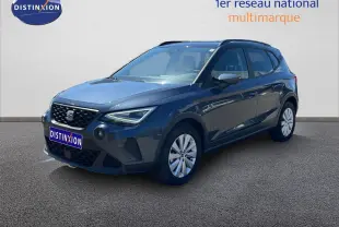 SEAT Arona 2025 gris Magnetic Metal avec toit noir, vue 3/4 avant droit mettant en valeur ses lignes modernes.