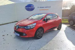 Renault Clio IV rouge vue 3/4 avant droit, avec jantes alliage et badge "OCCASION" sur le pare-chocs.