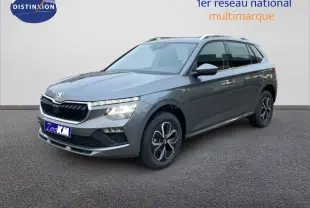 Vue 3/4 avant d'un Skoda Kamiq gris graphite métallisé avec jantes alliage et calandre noire distinctive.