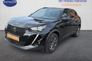 Peugeot 2008 noir perle métal en 3/4 avant droit, avec calandre noire et feux LED distinctifs.