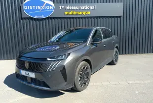 Peugeot 3008 Hybrid 136 Allure gris titane en 3/4 avant droit, avec calandre noire et jantes foncées.