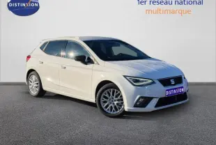 SEAT Ibiza 1.0 TSI 115cv FR blanc Nevada métallisé vue 3/4 avant avec jantes alliage et calandre noire distinctive.