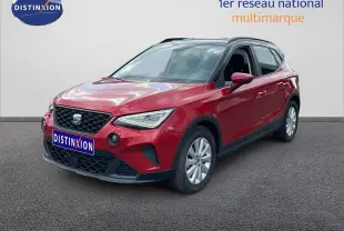 SEAT Arona rouge désir métal avec toit noir, vue 3/4 avant droit, détails noirs contrastants et jantes argentées.