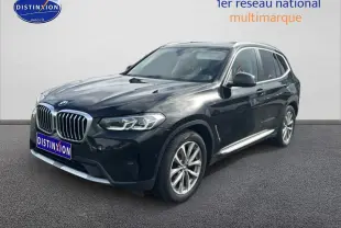 BMW X3 noir en 3/4 avant droit, mettant en valeur sa calandre imposante et ses jantes alu 19 pouces.
