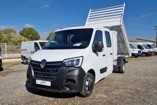 Renault Master Chassis double cabine blanc en 3/4 avant droit avec benne relevée et coffre latéral visible.