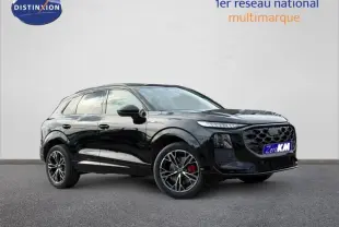 Audi Q3 2.0 TDI S line noir métallisé en 3/4 avant droit, avec jantes alliage et étriers de frein rouges visibles.