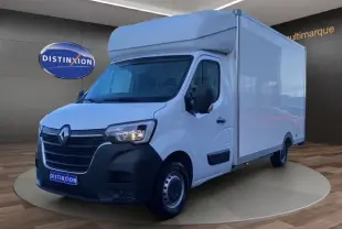 Renault Master blanc en 3/4 avant droit, grand utilitaire avec caisse fermée et calandre noire distinctive.