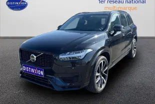 Volvo XC90 noir vu en 3/4 avant droit avec calandre noire et jantes alliage distinctives.