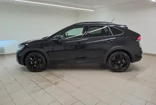 Profil côté gauche d'un Volkswagen Taigo 1.5 TSI R-Line noir intense nacré avec jantes noires 18 pouces York.