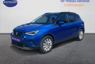 SEAT Arona bleu saphir métal avec toit noir, vue 3/4 avant droit sur fond neutre extérieur.