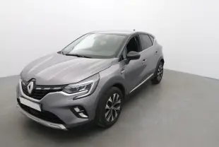 Renault Captur 2024 gris cassiope et noir, vue 3/4 avant droit, avec jantes alliage et feux LED distinctifs.