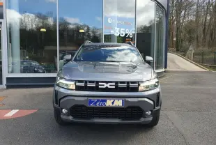 Vue avant d’un Dacia Dokker Van gris schiste avec calandre noire et feux LED, stationné devant une vitrine.