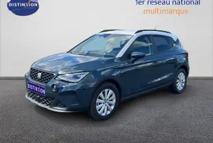 SEAT Arona bleu Fjord avec toit blanc, vue 3/4 avant droit, mettant en valeur ses lignes modernes et ses jantes argentées.