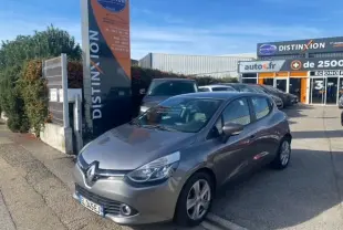 Renault Clio IV 120 CH Limited gris métallisé vue 3/4 avant droit sur parking devant concession Distinxion