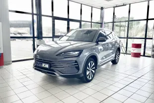 Vue 3/4 avant droit du BYD SEAL U 2025 hybride rechargeable en gris métallisé TIME GREY, avec jantes bicolores et calandre épurée.