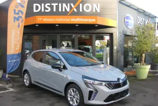 Renault Clio V 1.5 Blue dCi 100ch Evolution 2024 en gris Rafale, vue 3/4 avant droit devant concession Distinxion.
