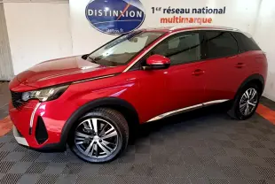 Vue 3/4 avant droit d’un Peugeot 3008 hybride rechargeable rouge avec jantes alliage et détails chromés sur fond intérieur showroom.