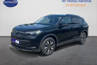 Volkswagen Tiguan 1.5 TSI noir grenadilla en 3/4 avant droit, avec jantes bi-ton et calandre épurée.