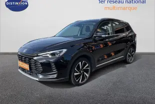 MG ZS 1.5L Hybrid+ 2025 en Pebble Black Metal, vue 3/4 avant droit, avec jantes alliage et calandre marquée.