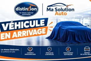 Voiture MG ZS 1.5L Hybrid+ 197ch Luxury rouge diamant, vue 3/4 avant, couverte d'une housse bleue en showroom.