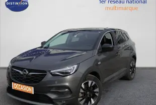 Opel Grandland X gris Moai Metal en 3/4 avant droit, SUV hybride rechargeable avec jantes noires distinctives.