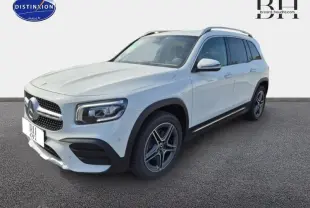 Mercedes GLB 200 d AMG Line blanc polaire vu en 3/4 avant droit avec jantes alliage et barres de toit noires