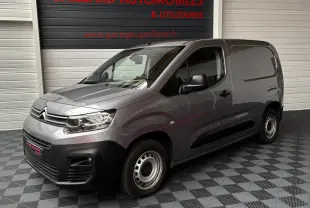 Citroën Berlingo gris clair vu en 3/4 avant droit, utilitaire avec pare-chocs noir et jantes acier simples.