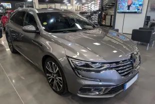 Renault Talisman Estate gris Cassiopé vue 3/4 avant droit en intérieur avec jantes bi-ton et phares LED.