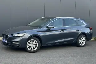 SEAT Leon ST 2025 gris magnétique en profil droit, avec jantes alliage 16 pouces et vitres arrière surteintées.