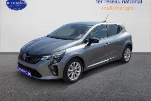 Renault Clio V gris métal vue 3/4 avant droit, avec phares LED et jantes alliage 16 pouces.