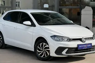 Volkswagen Polo 1.0 TSI blanche vue en 3/4 avant droit sur parking avec jantes noires et blanches.