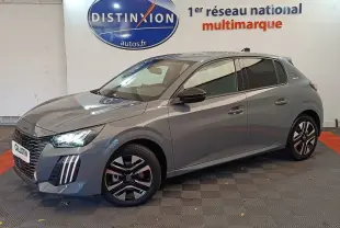 Peugeot 208 PureTech 100 S&S Allure gris foncé vue 3/4 avant droit en intérieur avec jantes noires et phares allumés.